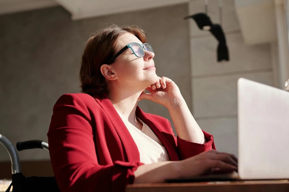 Eine Frau im Rollstuhl – Symbol für Barrierefreiheit und Inklusion